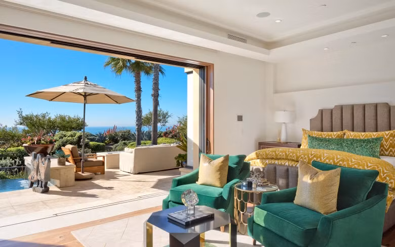 Không gian tràn ngập ánh sáng.