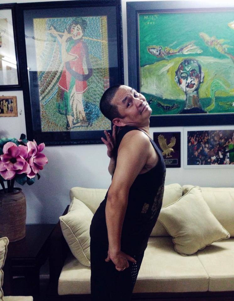 Dù căn nhà bên ngoài khá hiện đại nhưng Xuân Hinh và vợ đã chọn phong cách nội thất khá hoài cổ. Bên cạnh sự tinh tế trong từng ngõ ngách của không gian sống giữa lòng thủ đô, gia đình anh cũng bày trí nhiều món đồ cổ, giả cổ đẹp mắt.