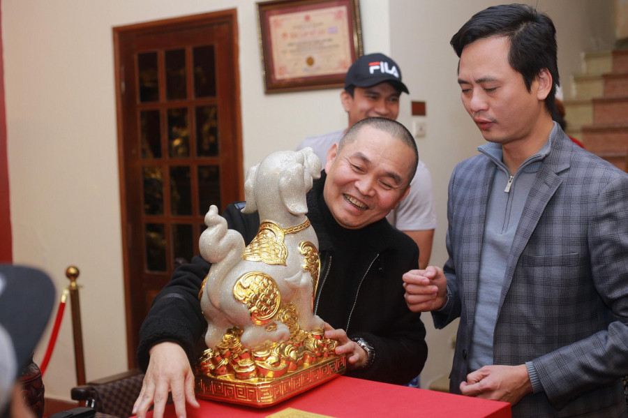 Ngôi nhà sử dụng nhiều nội thất gỗ tối màu đem đến cảm giác cổ kính, yên bình. Ngoài ra "Danh hài đất Bắc" còn có đam mê sưu tầm những đồ vật xưa cũ vì thế Xuân Hinh dùng nhiều không gian trong phòng khách để bày biện những món đồ mà người hâm mộ tặng ông như tượng đồng của Xuân Hinh trong vai "Hề cu sứt", “Linh Khuyển Trấn An Gia - Kỳ Linh Mậu tuất 2018”, tranh vẽ,...Theo nhiều đồn đoán, căn nhà nằm trên con phố đắt đỏ bậc nhất đất thủ đô này được nghệ sĩ Xuân Hinh mua với giá trị vài chục tỷ.