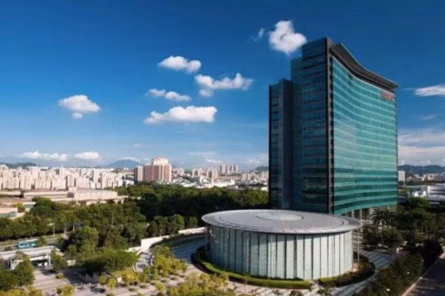 Trong 3 thập niên, Huawei đã phát triển thành một trong những công ty viễn thông lớn nhất thế giới. Hiện, Huawei có khoảng 180.000 nhân viên với doanh thu năm 2018 là 100 tỷ USD.