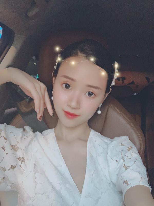 Từ sau chuyện tình với thiếu gia họ Phan, Midu chưa công khai thêm bất kì mối tình nào cả. Khi bị các fan hỏi suốt cô nàng đã đáp trả rằng mình đang độc thân, chỉ thích ở bên cạnh bố mẹ. Dẫu vậy các fan vẫn mong cô nàng sớm tìm được người thương và kết hôn sớm. Cùng ngắm nhan sắc “lão hóa ngược” của Midu qua loạt ảnh dưới đây: