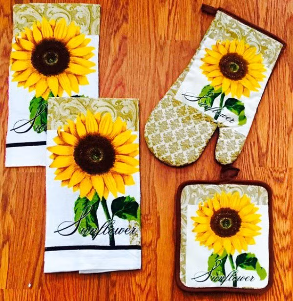 Những dụng cụ, vật dụng có in hình hoa hướng dương như giẻ lau hay bao tay cũng có thể mang đến nét đẹp vui tươi và sinh động cho căn bếp.