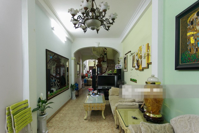 NSND Trần Nhượng nổi tiếng từ những năm 70 với nhiều vai diễn ấn tượng trong: “Chủ tịch tỉnh”, “Khi đàn chim trở về”… Hiện tại, ông đam đảm nhận vai Khanh trong “Những cô gái trong thành phố”. Đặc biệt, khi ở tuổi xế chiều, nghệ sỹ Trần Nhượng vẫn chẳng ngại “cởi hết”, đóng cảnh “nóng” với nữ diễn viên trẻ tuổi trong phim mới.