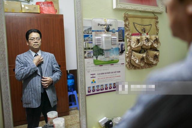 Trước đó, ông từng kết hôn vào năm 21 tuổi và có 3 người con, trong đó có đạo diễn Trần Bình Trọng. Tuy nhiên, sau đó ông và vợ đường ai nấy đi. Ở tuổi 58, ông kết hôn với một người phụ nữ kém ông tới 23 tuổi.