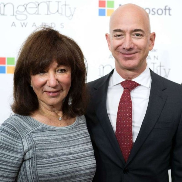 Chuyen buon it nguoi biet ve moi quan he cua ty phu Jeff Bezos va cha de-Hinh-2