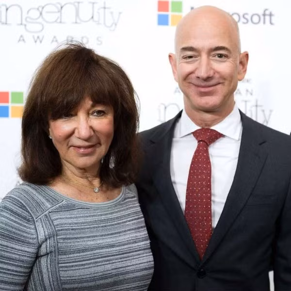 Chuyen buon it nguoi biet ve moi quan he cua ty phu Jeff Bezos va cha de-Hinh-2