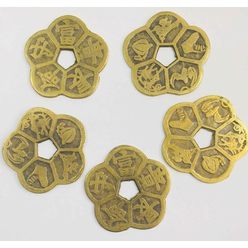 Chú ý, tránh đặt tiền mai hoa trong nhà vệ sinh, nơi ẩm thấp, trong phòng ngủ… nơi các hung tinh Thất Xích, Lục Sát, Tuyệt Mệnh phối chiếu. 