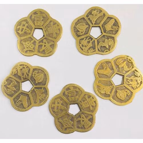 Chú ý, tránh đặt tiền mai hoa trong nhà vệ sinh, nơi ẩm thấp, trong phòng ngủ… nơi các hung tinh Thất Xích, Lục Sát, Tuyệt Mệnh phối chiếu. 