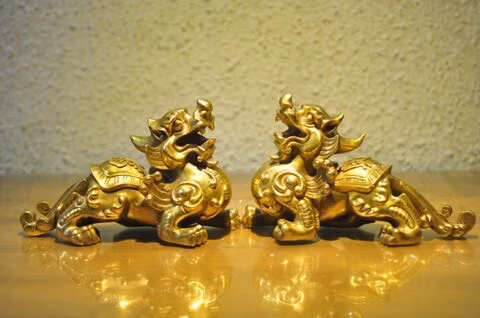 1.3. Tỳ Hưu: Tỳ hưu không chỉ mang tiền bạc vào nhà mà còn giúp công danh tấn tới và sự bình an lâu dài. Tỳ hưu là linh vật không có hậu môn, người xưa quan niệm đó là "có vào mà không có ra" cũng như tiền bạc, danh vọng chỉ thêm không bớt. 