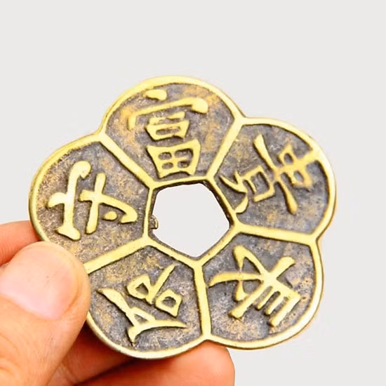 Bạn có thể bày tiền mai hoa trên bàn, két sắt, trong phòng khách, văn phòng, cửa hàng. Cũng có thể bày tiền mai hoa trên bàn thờ, trên két bạc, treo ở cửa ra vào… nơi các cát tinh Lục Bạch, Diên Niên, Sinh Khí phối chiếu để gia tăng tiền bạc. 