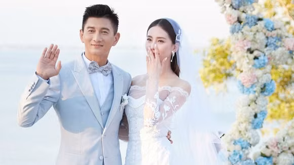 Mới đây, Ngô Kỳ Long đã chính thức lên chức bố ở tuổi 48. Vợ anh, diễn viên Lưu Thi Thi vượt cạn an toàn, sinh một bé trai kháu khỉnh, đáng yêu tại quê chồng ở Đài Loan. Nam diễn viên Ngô Kỳ Long sáng 29/4 xác nhận thông tin vợ đã sinh con đầu lòng. Anh viết trên Weibo: "Thiên thần nhỏ đã đến trình diện rồi. Hai mẹ con đều bình an, cảm ơn sự quan tâm của mọi người. Bà xã đã vất vả rồi, cảm ơn em". Lưu Thi Thi sau đó chia sẻ lại bài viết của Ngô Kỳ Long, cô viết: "Bạn nhỏ đáng yêu".