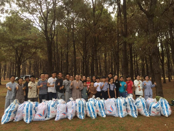 Nguyễn Phong Hồng Duy đã có một giải đấu thành công sau khi cùng Trần Minh Vương ghi bàn giúp HAGL giành chiến thắng 2-0 trước đội chủ nhà Đắk Lắk trong trận vòng loại quốc gia 2019. Trong kỳ nghỉ 30/4, nam cầu thủ chia sẻ những hình ảnh đi dọn rác cùng nhóm tình nguyện tại Đồi Thông, Thiền Viện Trúc Lâm, TP Pleiku.