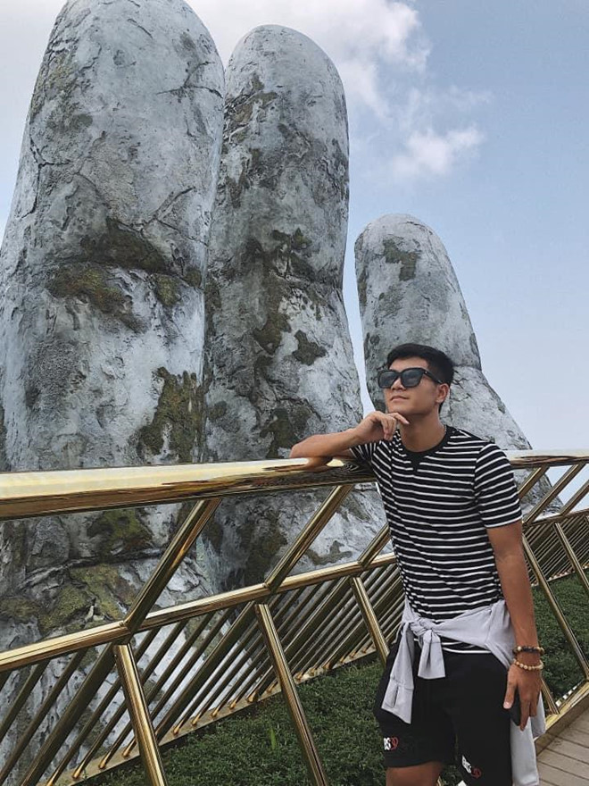 Cầu thủ Hà Đức Chinh khiến fan thích thú khi liên tục chia sẻ và cập nhật hình ảnh của mình tại các địa điểm du lịch nổi tiếng ở Đà Nẵng.