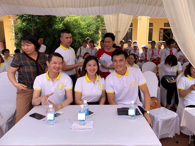 Thủ môn Bùi Tiến Dũng hào hứng khoe ảnh đi làm từ thiện, tặng quà cho các học sinh tại một xã nghèo ở tỉnh Thanh Hoá. Ngày 27/1 vừa qua, CLB Thanh Hoá xác nhận đã ký giấy thanh lý với anh. Trưa 28/1, Tiến Dũng có mặt tại sân Hàng Đẫy (Hà Nội) để tiến hành đàm phán với CLB Hà Nội. Trước khi đi, anh đăng tâm thư gửi người hâm mộ và gửi đến đội bóng Thanh Hóa - nơi anh từng thi đấu và trưởng thành.