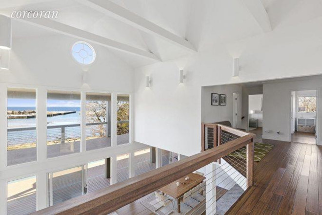 Một phòng khách cao và không gian bếp mở với tầm nhìn ra biển. Đây là nơi hoàn hảo cho các hoạt động giải trí thông thường của gia đình.