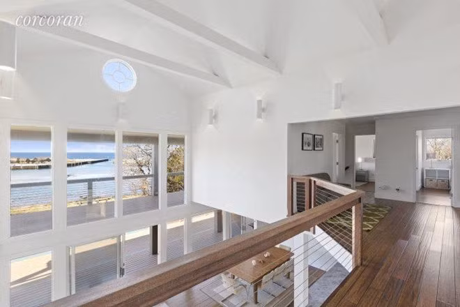 Một phòng khách cao và không gian bếp mở với tầm nhìn ra biển. Đây là nơi hoàn hảo cho các hoạt động giải trí thông thường của gia đình.