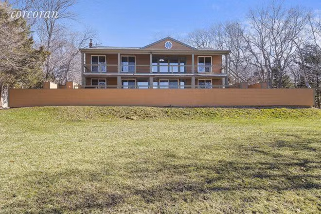 Căn nhà đi kèm một bến du thuyền riêng, giúp chủ nhân có thể tận hưởng trọn vẹn những thú vui mùa hè tại đây.