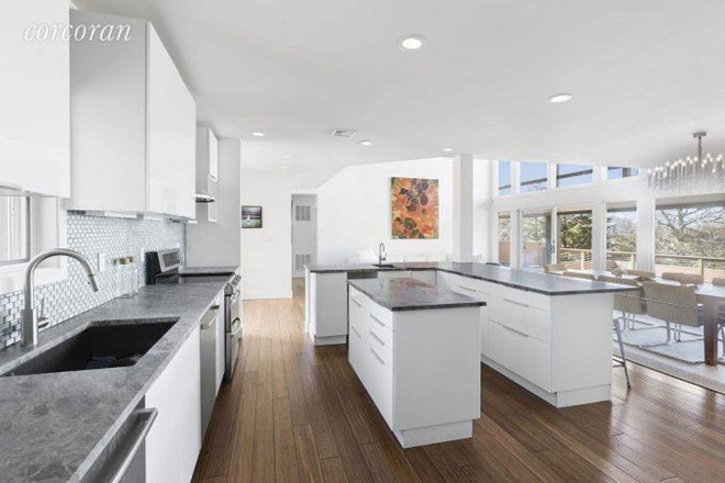 Tọa lạc cạnh bãi biển Clearwater Beach, căn nhà với vẻ bề ngoài khiêm tốn được trang bị nội thất tân tiến nhất.