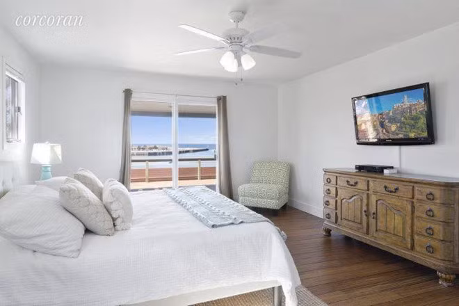 Mỗi tầng của ngôi nhà đều có các phòng lớn với cửa trượt dẫn ra khu sảnh sân lớn. Ngôi nhà có tổng cộng 7 phòng ngủ.