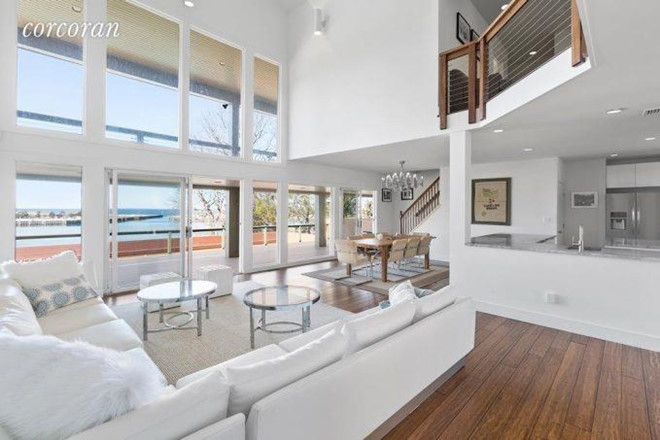 Ngôi nhà này được huyền thoại bóng đá Brazil Pelé sang tay cho chủ mới với giá 2,85 triệu USD cách đây vài năm. Mới đây, căn biệt thự một lần nữa được rao bán với giá 3,25 triệu USD.