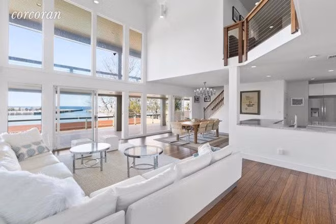 Ngôi nhà này được huyền thoại bóng đá Brazil Pelé sang tay cho chủ mới với giá 2,85 triệu USD cách đây vài năm. Mới đây, căn biệt thự một lần nữa được rao bán với giá 3,25 triệu USD.