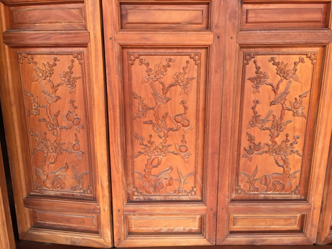 Chủ nhân của ngôi nhà cho biết, ở thời điểm năm 2009, ngôi nhà xây dựng xong hết chi phí 1,5 tỷ đồng. Nhưng đến nay, ngôi nhà của ông được nhiều người định giá trả mua 2,5 tỷ đồng nhưng gia đình ông nhất quyết không bán. Theo ông Học, hoa văn ở các kèo cột, cánh cửa khắc bộ tứ quý cây gồm Tùng, Cúc, Trúc, Mai.