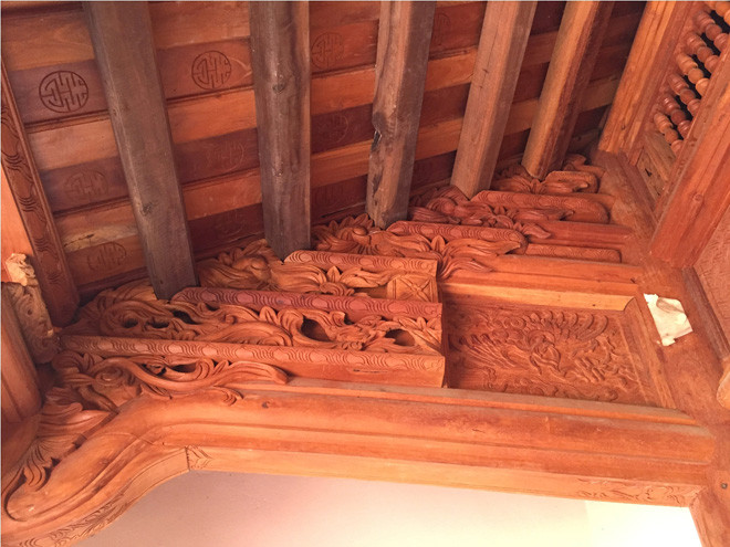 Các kèo bên trên của ngôi nhà đều được chủ nhân làm bằng loại gỗ mít.