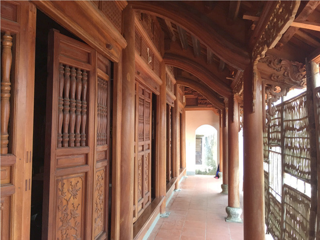 Những cột trụ bên trong ngôi nhà đều được làm từ những cây mít của tuổi đời từ 20 năm đến hàng trăm năm tuổi.