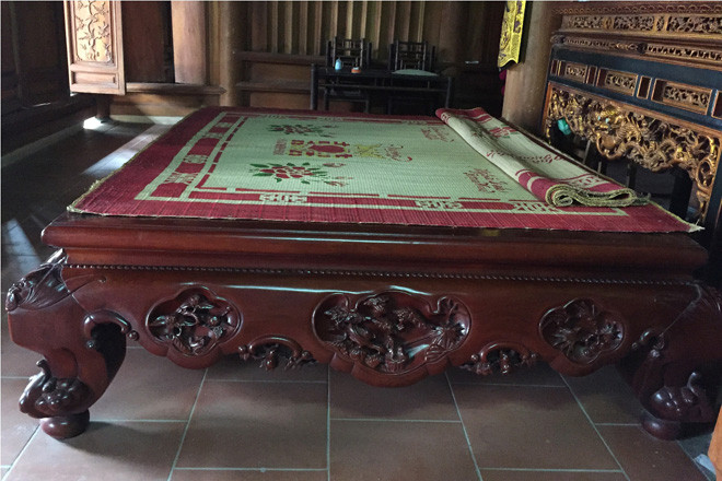 Bộ sập làm bằng loại gỗ gụ được ông Học kê ở gian giữa của ngôi nhà.