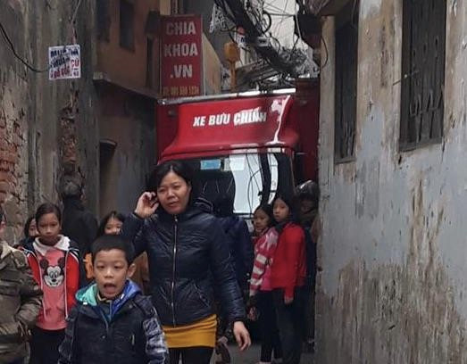 Ngày 4/1, hình ảnh chiếc xe lớn mắc kẹt trong con ngõ bé xíu thu hút sự chú ý trên diễn đàn mạng. Sự việc xảy ra ở ngõ Trại Cá, phố Trương Định, quận Hai Bà Trưng, Hà Nội. Nhiều dân mạng nói vui rằng có khả năng tài xế đã đi theo Google Maps nên mới bị nhầm đường. Ảnh chụp màn hình.