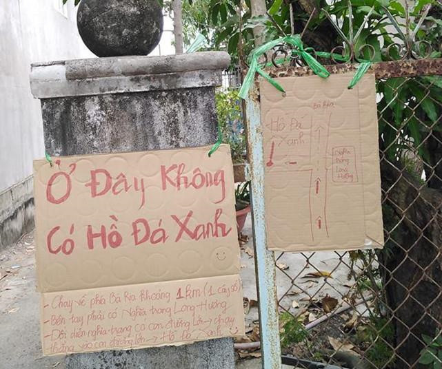Mới đây, vì thường xuyên có khách du lịch dựa theo Google Maps lạc vào nhà, một người dân ở Vũng Tàu phải treo biển cảnh báo trước cổng: "Ở đây không có Hồ Đá Xanh". Phía dưới, chủ nhà còn tỉ mỉ ghi chỉ dẫn, vẽ kèm bản đồ đơn giản để du khách tìm đến được vị trí họ tìm kiếm. Ảnh: Huy Minh.