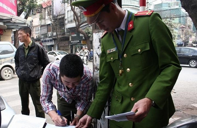 Một trường hợp "dở khóc dở cười" khác là của anh tài xế vì tin Google Maps mà bị công an phạt. Trong lúc đội công an đang tuần tra trên phố bất ngờ phát hiện một chiếc ôtô chạy vào đường cấm. Bị tổ tuần tra xử phạt, tài xế thanh minh rằng chỉ đi theo chỉ dẫn của Google Maps và liên tục gọi điện thoại xin trợ giúp. Ảnh: VTC.