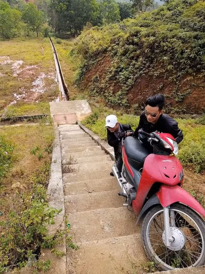 Ngày 10/3, trao thân cho "chị Google", 2 thanh niên được đi xe dưới mương rồi nhấc xe leo bậc thang vượt núi. Theo đó, bài viết được chia sẻ trên một diễn đàn nhận được hàng nghìn like (thích). Ảnh: OTF.