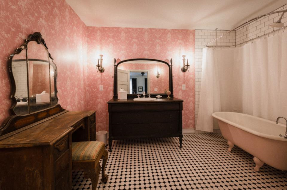 Tổng giám đốc khách sạn Ken Merkel nói trong một tuyên bố với Forbes: "Sau khi tìm hiểu tất cả thông tin gây ám ảnh như ánh sáng nhấp nháy, tiếng ồn bí ẩn, nước chảy trong phòng tắm về căn phòng, chúng tôi biết điều tốt nhất cần làm là khôi phục nguyên bản. Điều khiến Annalisa Netherly cảm thấy thoải mái không đến từ tiện nghi sang trọng hay hiện đại".