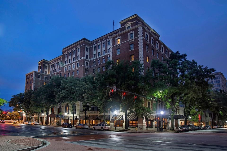 Chi phí để lưu trú tại đây là 666 USD, bao gồm chỗ ở qua đêm, bãi đậu xe miễn phí, bình rượu gin trong bồn tắm, 2 ly cocktail Annalisa tại Bar &amp; Billiards của khách sạn và bữa sáng. Sau khi khôi phục, phòng 311 trông giống nơi nghỉ của Annalisa trong những năm 1920. Căn phòng gồm có một đài phát thanh AM đã hỏng, bồn tắm móng vuốt cổ điển, nhà vệ sinh dây kéo nguyên bản, đồ nội thất cổ, sàn gỗ cứng hệt chất liệu từng sử dụng đầu thế kỷ 20 và không có truyền hình.