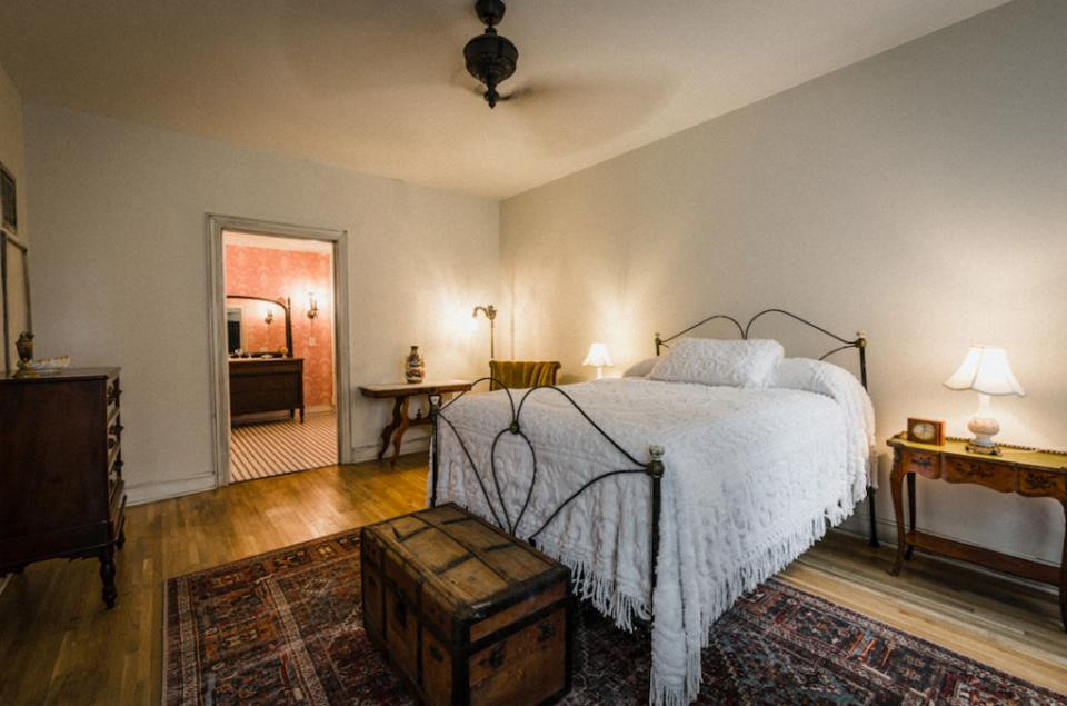 Câu chuyên khác cho rằng cô bị giết hại bởi người tình ghen tuông. Căn phòng cũng là chốn trú ngụ của Al Capone, trùm mafia khét tiếng nước Mỹ, trên đường tới phiên tòa trốn thuế liên bang.