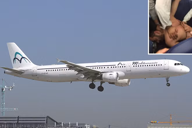 Theo trang Gizmodo, một trong những lý do khủng khiếp hơn khiến nhà vệ sinh bị cấm dùng trong lúc cất cánh và hạ cánh là, trong trường hợp xấu nhất gây tử vong, đội phản ứng khẩn cấp chỉ có thể xác định các thi thể dựa trên bản đồ chỗ ngồi.