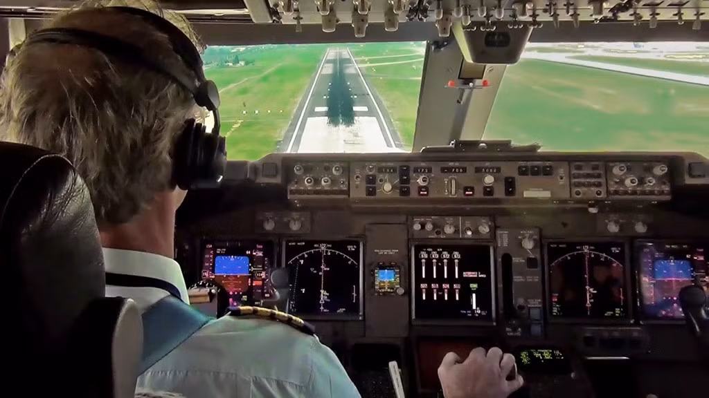 Trong trường hợp này, tiếp viên phải cảnh báo cho phi công biết. ‘Chúng tôi là người chịu trách nhiệm nếu không cảnh báo cho phi công tình huống đó’.