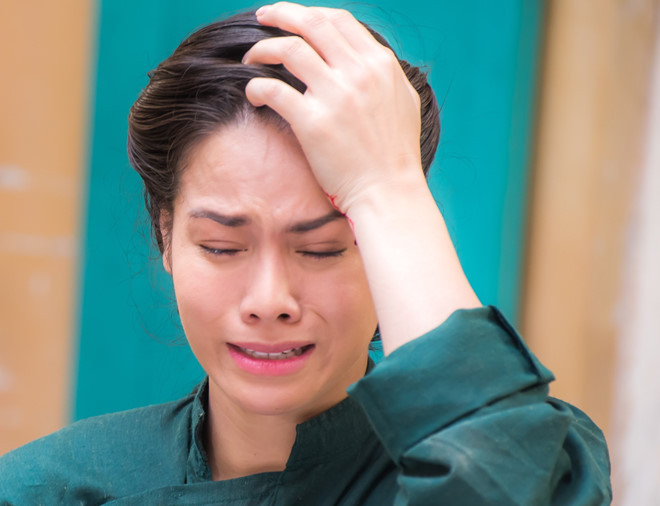 Nhật Kim Anh vào vai Thị Bình - từ người hầu trở thành vợ của cậu Ba Khải Duy (Cao Minh Đạt). Nhân vật cô đảm nhận là một phụ nữ hiền lành, chịu nhiều uất ức. Nhờ kinh nghiệm diễn xuất lâu năm, Kim Anh đã hoàn thành tròn vai diễn này. Tiếng sét trong mưa đánh dấu sự trở lại với phim ảnh của cô sau hơn một năm im ắng vì sóng gió hôn nhân.