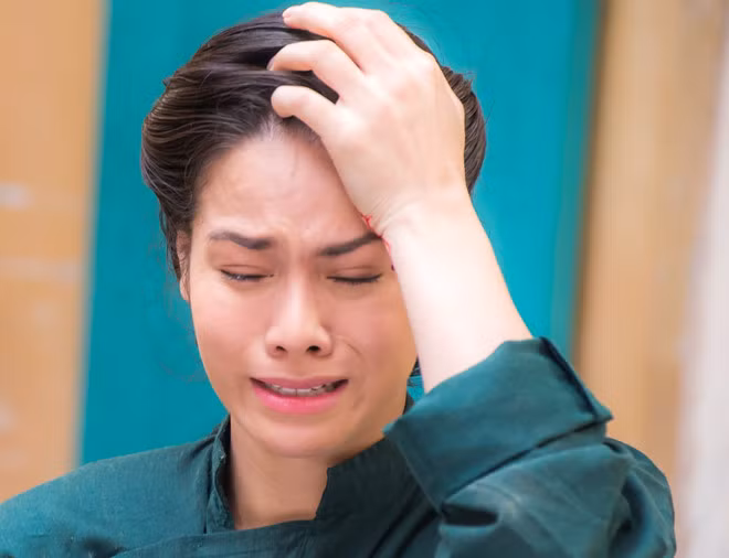 Nhật Kim Anh vào vai Thị Bình - từ người hầu trở thành vợ của cậu Ba Khải Duy (Cao Minh Đạt). Nhân vật cô đảm nhận là một phụ nữ hiền lành, chịu nhiều uất ức. Nhờ kinh nghiệm diễn xuất lâu năm, Kim Anh đã hoàn thành tròn vai diễn này. Tiếng sét trong mưa đánh dấu sự trở lại với phim ảnh của cô sau hơn một năm im ắng vì sóng gió hôn nhân.