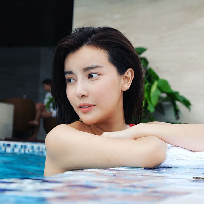 Ngoài đời, Cao Thái Hà sở hữu nhan sắc xinh đẹp, thân hình gợi cảm. Diễn viên quê Cần Thơ thừa nhận từng hạ xương gò má, gọt hàm, cấy mỡ tự thân để gương mặt ưa nhìn hơn. Trên tài khoản cá nhân, cô đăng nhiều ảnh khoe sắc nổi bật, đáng chú ý nhất là những khoảnh khắc ở bể bơi.