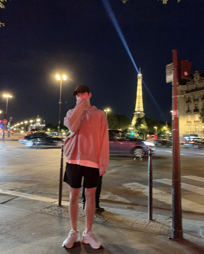 Trong chuyến đi du lịch Pháp, 8X khoe dáng người cao với hoodie của Nike và quần shorts. Anh diện giày thể thao để thuận tiện cho việc đi lại. Nhiều fan nhận xét nam diễn viên dường như bị gầy đi. Ảnh: @actorleeminho.