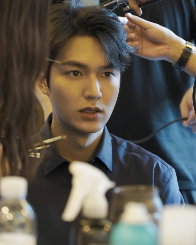 Lee Min Ho (sinh năm 1987) là diễn viên, người mẫu Hàn Quốc. Anh được biết đến qua các tác phẩm như The Heirs, Nỗi buồn Gangnam, Boy over flowers... Sắp tới, anh chính thức trở lại màn ảnh nhỏ với bộ phim The King. Ảnh: @archivsLeeMinho.