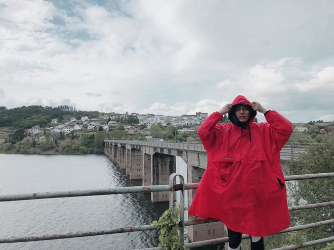 Lần khác, Lee Min Ho được dân mạng khen đáng yêu khi mặc áo khoác đỏ rộng. Nam diễn viên khá ưa chuộng những mẫu áo thùng thình, tạo cảm giác thoả mái, tiện lợi khi mặc. Ảnh: @actorleeminho.