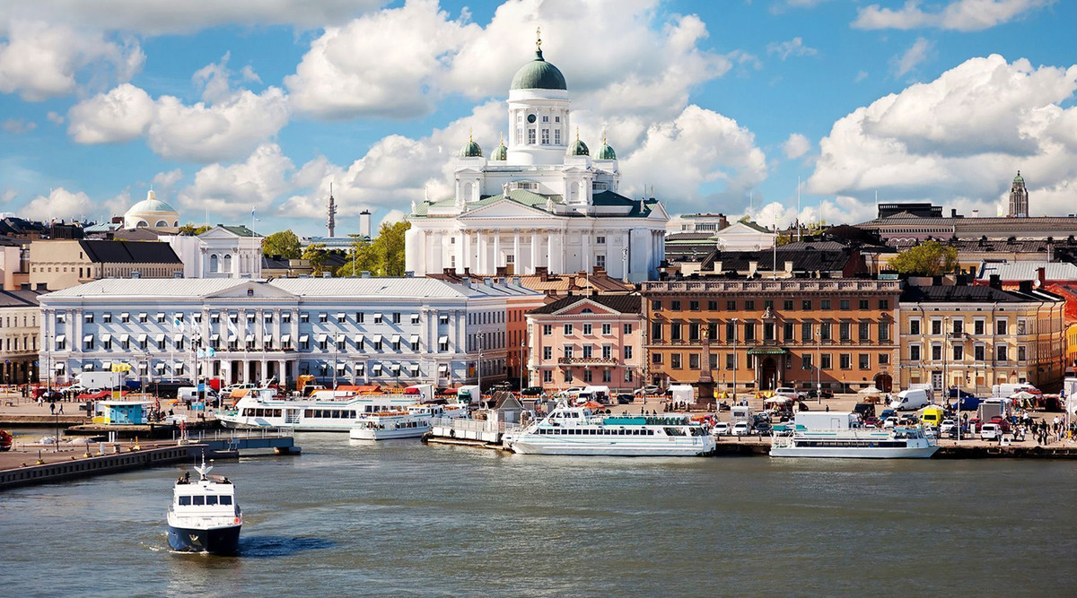 Helsinki, Phần Lan: Báo cáo IQ Air liệt kê thủ đô của Phần Lan là một trong những thành phố ít ô nhiễm nhất trên thế giới. Chính quyền thành phố nỗ lực mang đến không gian xanh cho Helsinki và phát triển hệ thống giao thông công cộng. 36% diện tích đất dành cho công viên với hơn 40 khu dự trữ sinh quyển trên diện tích 890 ha. Phần Lan cũng đang tích cực bảo vệ bờ biển trước nguy cơ nước biển dâng và băng tan từ hai cực. Ảnh:Subodh.