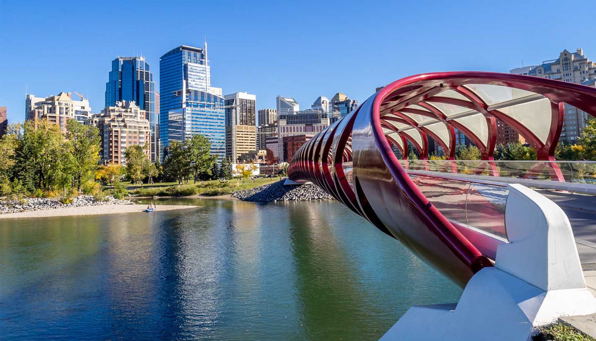 Calgary, Canada: Đây là một trong những thành phố sạch nhất thế giới nhờ cách xử lý chất thải phù hợp. Người dân và du khách cũng có thể bị phạt nặng vì hành vi xả rác, vứt thuốc lá hoặc ném rác thải qua cửa ôtô. Chính quyền cũng đề xuất những hỗ trợ tài chính cho lối sống xanh của người dân như sử dụng sản phẩm hữu cơ, hạn chế rác thải từ đồ gói bọc bữa trưa. Ảnh: Andrew zarivny.