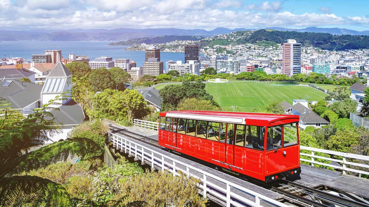 Wellington, New Zealand: Theo báo cáo IQ Air, Wellington có không khí sạch nhất trong số tất cả các thủ đô thế giới trong danh sách này. Với lượng dân số tương đối nhỏ và vị trí địa lý cách biệt, thủ đô New Zealand có không khí trong lành hơn. Nhờ tuyến xe chạy bằng cáp được mở rộng, thành phố Wellington đã cắt giảm lượng ô nhiễm không khí từ ùn tắc ôtô. Bên cạnh đó, người dân địa phương tự hào trong việc giữ gìn sự trong lành của thành phố. Ảnh: Shutterstock.