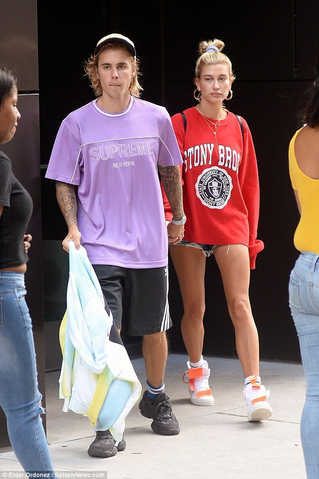 Tuy nhiên, theo tiết lộ của truyền thông quốc tế, Justin Bieber đã bắt đầu đi tập gym lại từ đầu năm nay. Nam ca sĩ quyết tâm lấy lại hình thể săn chắc, khỏe mạnh. Chính vợ anh là người đã động viên và thúc đẩy Bieber quay lại tập luyện thể thao. Justin Bieber cũng thừa nhận kết hôn với Hailey chính là quyết định đúng đắn nhất trong đời.