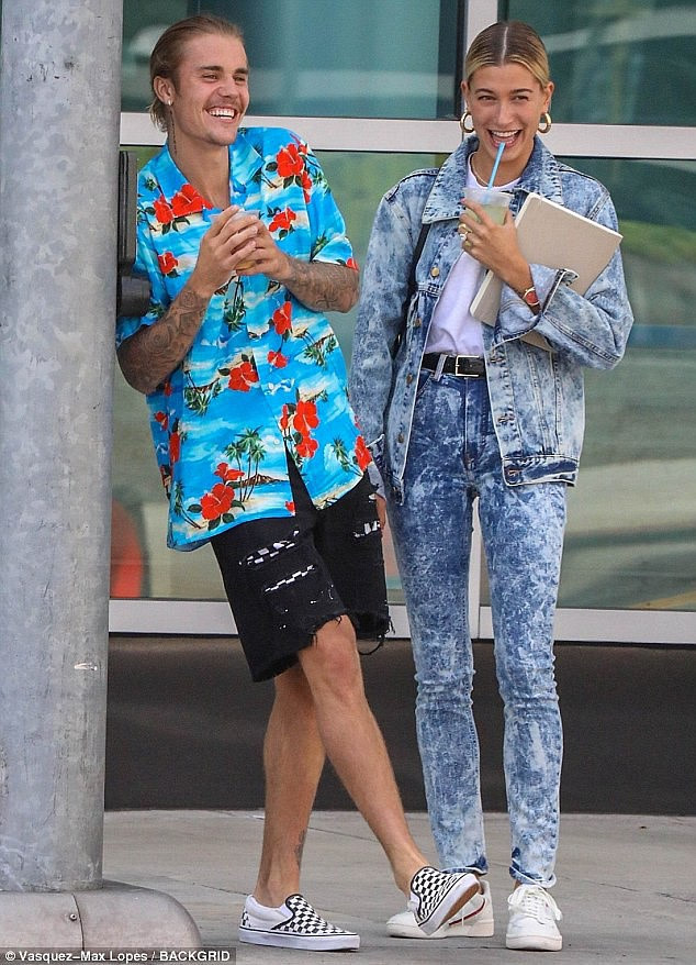 Trước ngày diễn ra đám cưới, nhiều người lo ngại Justin Bieber sẽ xuất hiện với vẻ ngoài kém chỉn chu. Trong vài năm gần đây, giọng ca 25 tuổi thường xuyên được trông thấy trong tình trạng luộm thuộm, già nua, khuôn mặt nhiều râu và mụn. Ngay cả thời gian đã yêu và đính hôn với Hailey, anh vẫn không có nhiều biến chuyển về ngoại hình.