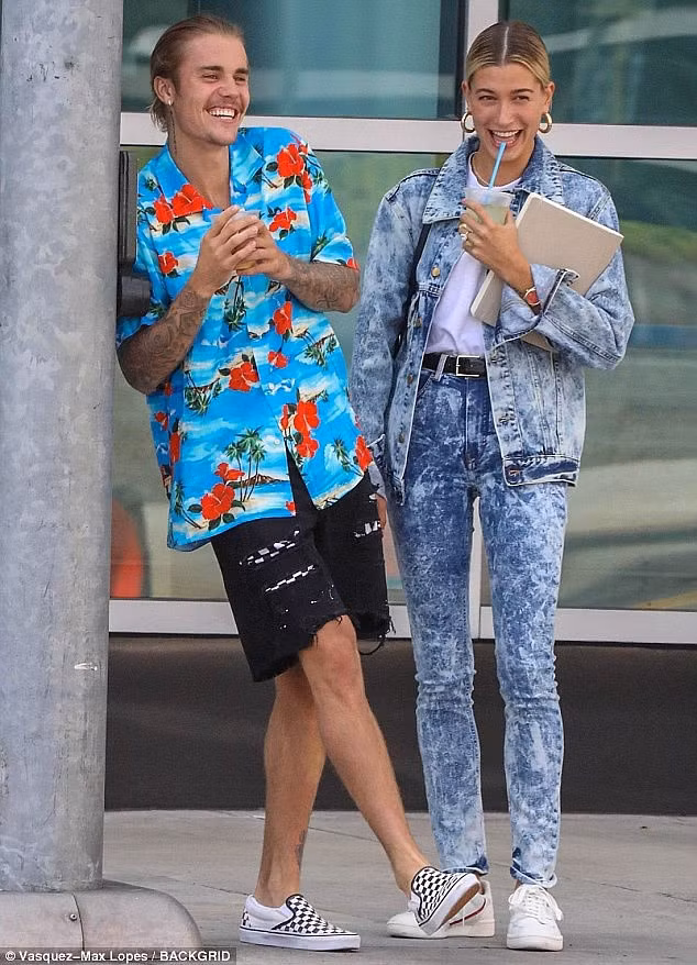 Trước ngày diễn ra đám cưới, nhiều người lo ngại Justin Bieber sẽ xuất hiện với vẻ ngoài kém chỉn chu. Trong vài năm gần đây, giọng ca 25 tuổi thường xuyên được trông thấy trong tình trạng luộm thuộm, già nua, khuôn mặt nhiều râu và mụn. Ngay cả thời gian đã yêu và đính hôn với Hailey, anh vẫn không có nhiều biến chuyển về ngoại hình.